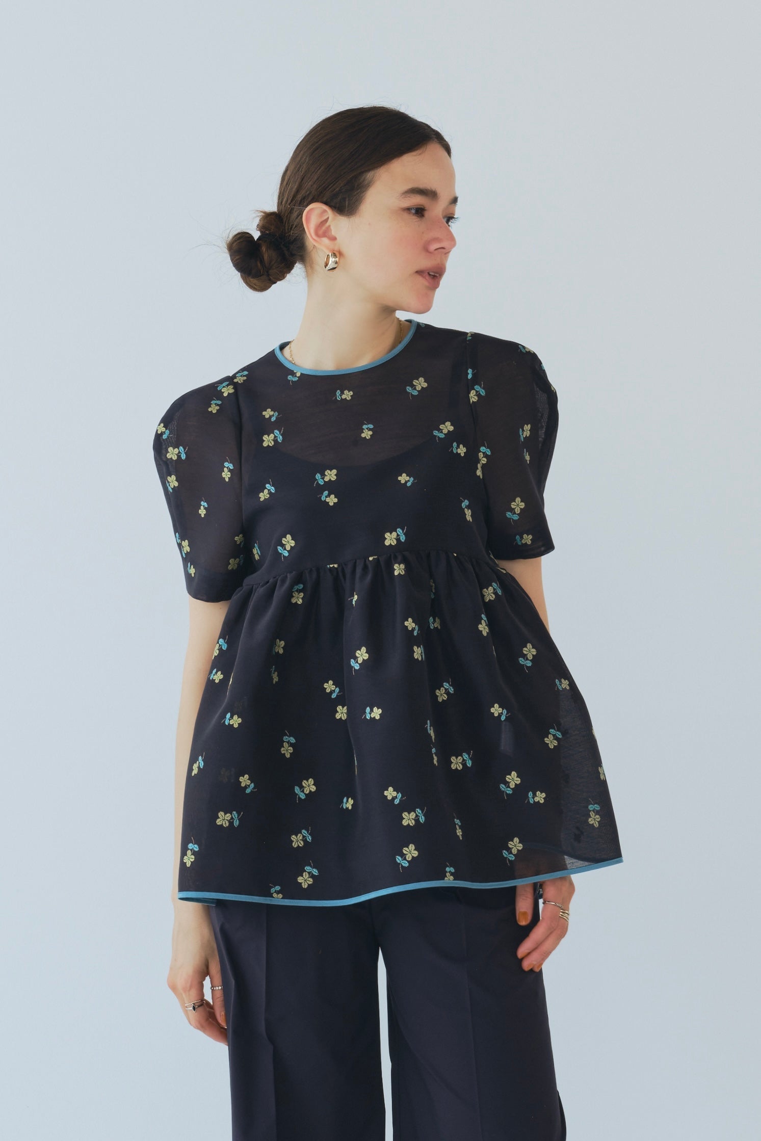 ラメクローバーパフブラウス