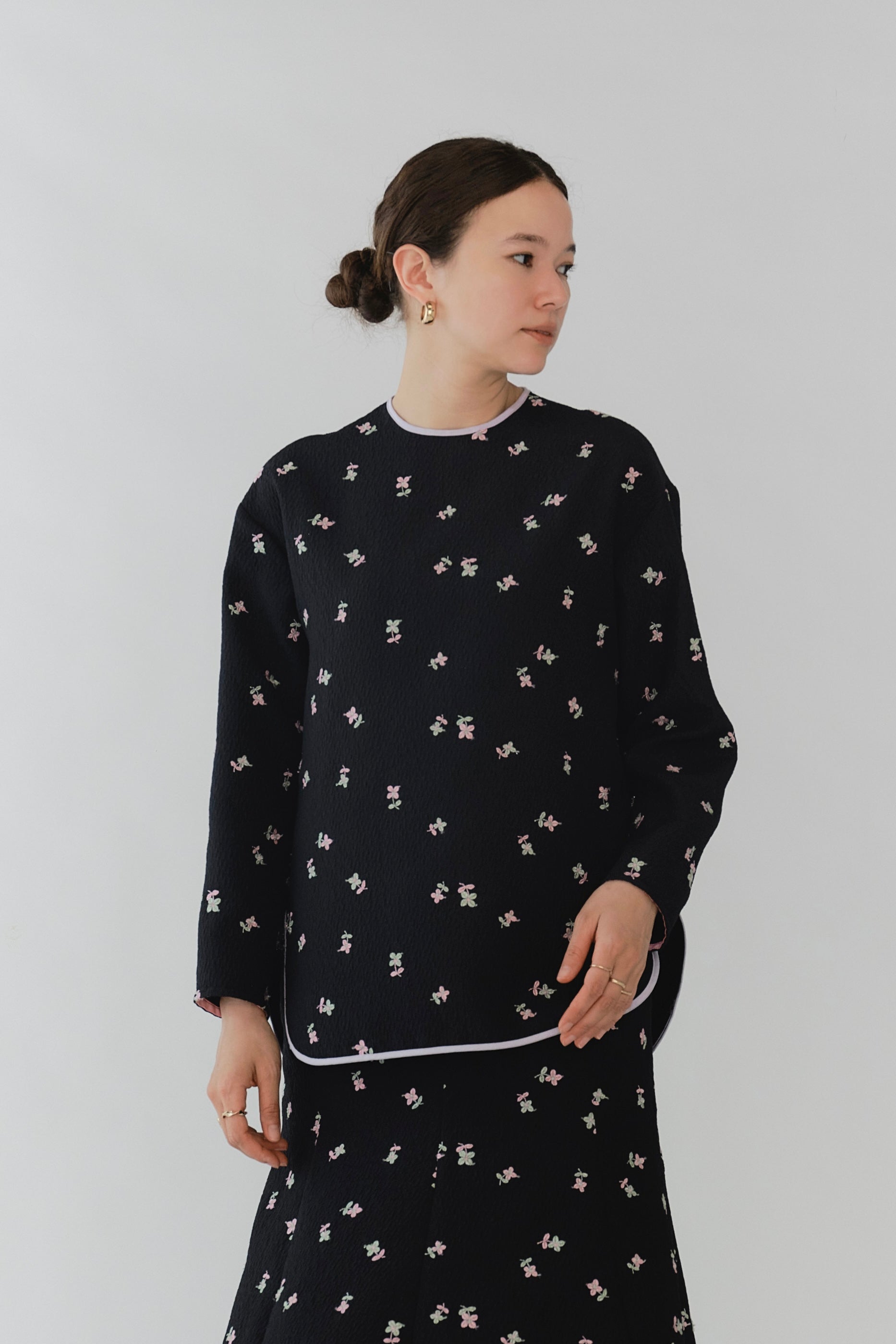 フクレ刺繍シンプルブラウス